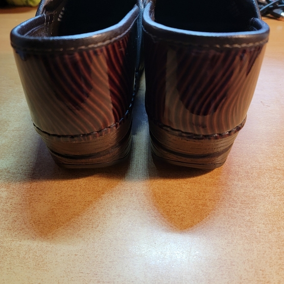 Dansko XP Wavy Embossed Patent Brown Clogs Size 7.5 US 38 EU - Picture 2 of 8